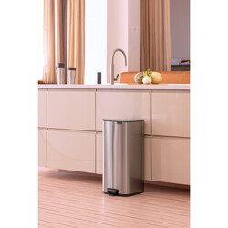BRABANTIA - BO MATT STEEL FPP PEDALLI ÇÖP KUTUSU 30L (1)