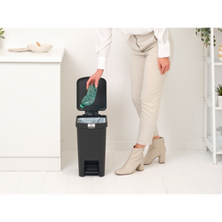 BRABANTIA - STEPUP DARK GREY PLASTİK PEDALLI ÇÖP KUTUSU 16L (1)