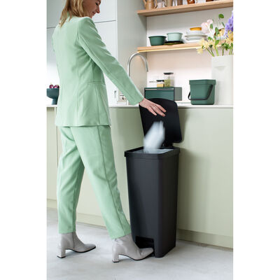 STEPUP KOYU GRİ PLASTİK PEDALLI ÇÖP KUTUSU 40L