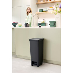 BRABANTIA - STEPUP KOYU GRİ PLASTİK PEDALLI ÇÖP KUTUSU 40L (1)